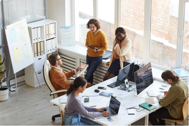 Personas trabajando en la oficina